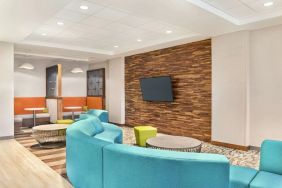 Lobby and coworking space at Hampton Inn & Suites Miami Kendall. 