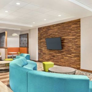 Lobby and coworking space at Hampton Inn & Suites Miami Kendall. 