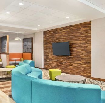 Lobby and coworking space at Hampton Inn & Suites Miami Kendall. 