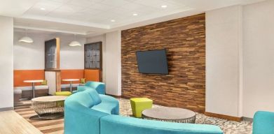 Lobby and coworking space at Hampton Inn & Suites Miami Kendall. 