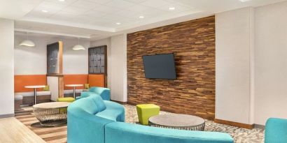 Lobby and coworking space at Hampton Inn & Suites Miami Kendall. 