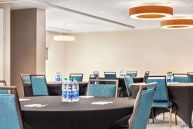 Professional meeting room at Hampton Inn & Suites Miami Kendall. 