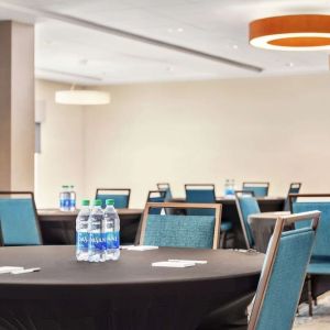 Professional meeting room at Hampton Inn & Suites Miami Kendall. 