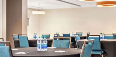 Professional meeting room at Hampton Inn & Suites Miami Kendall. 