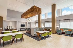 Lobby and lounge at Hampton Inn & Suites Miami Kendall. 