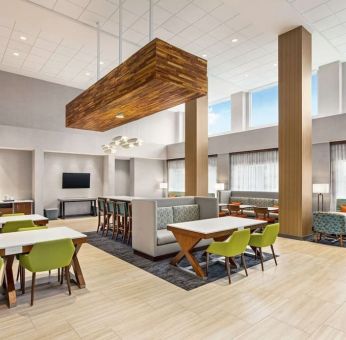 Lobby and lounge at Hampton Inn & Suites Miami Kendall. 