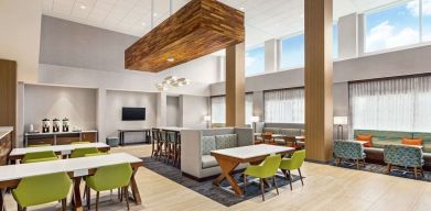 Lobby and lounge at Hampton Inn & Suites Miami Kendall. 