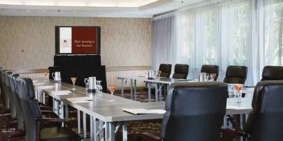 Meeting room with u shape table at the DoubleTree by Hilton Sonoma Wine Country.