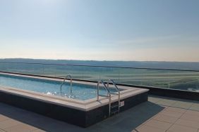 Rooftop pool at Hilton BNA Nashville Airport Terminal.