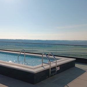 Rooftop pool at Hilton BNA Nashville Airport Terminal.