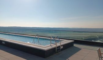 Rooftop pool at Hilton BNA Nashville Airport Terminal.