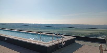 Rooftop pool at Hilton BNA Nashville Airport Terminal.