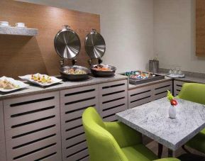 Dining room at Hilton Garden Inn Monterrey Aeropuerto.
