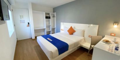 Day use room with TV at Hotel Star Express Puebla.