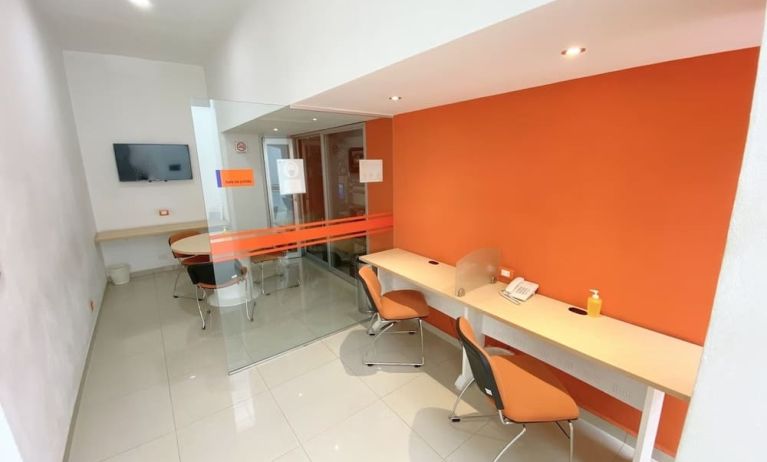 Business center at Hotel Star Express Puebla.