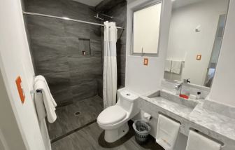 Guest bathroom at Hotel Star Express Puebla.