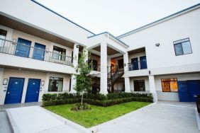 Hotel courtyard at Palace Inn Westpark Blue.