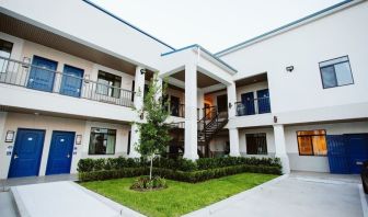 Hotel courtyard at Palace Inn Westpark Blue.