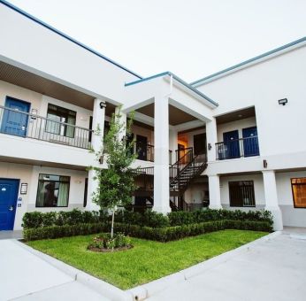 Hotel courtyard at Palace Inn Westpark Blue.