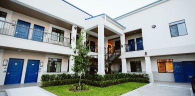 Hotel courtyard at Palace Inn Westpark Blue.