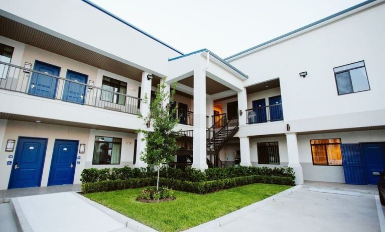 Hotel courtyard at Palace Inn Westpark Blue.