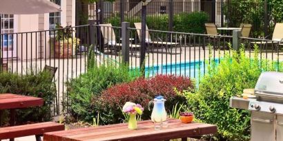 Outdoor seating area at Sonesta ES Suites Auburn Hills Detroit.