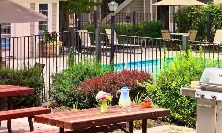 Outdoor seating area at Sonesta ES Suites Auburn Hills Detroit.