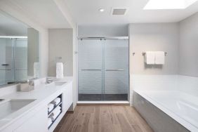 Guest bathroom with shower at Sonesta Silicon Valley.