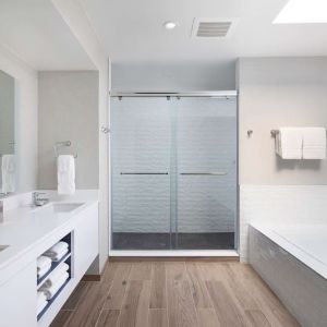 Guest bathroom with shower at Sonesta Silicon Valley.