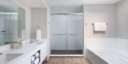 Guest bathroom with shower at Sonesta Silicon Valley.