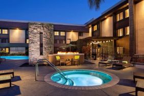 Outdoor pool and hot tub at Sonesta Silicon Valley.