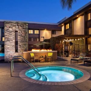 Outdoor pool and hot tub at Sonesta Silicon Valley.