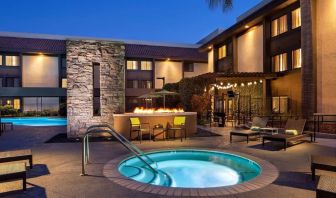 Outdoor pool and hot tub at Sonesta Silicon Valley.