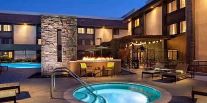 Outdoor pool and hot tub at Sonesta Silicon Valley.