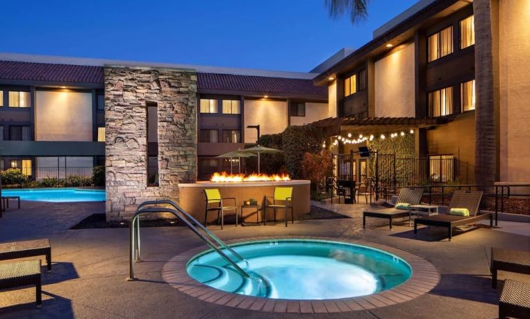 Outdoor pool and hot tub at Sonesta Silicon Valley.