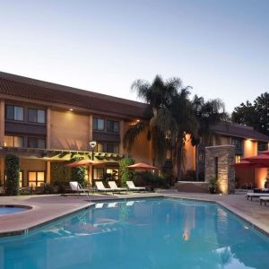 Outdoor pool at Sonesta Silicon Valley.