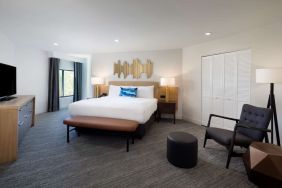 Spacious king room at Sonesta Silicon Valley.