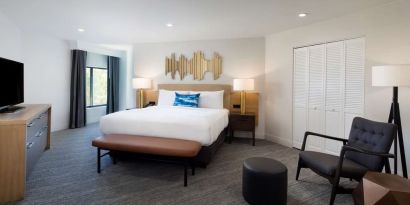 Spacious king room at Sonesta Silicon Valley.