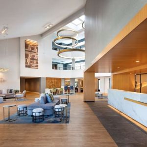 Lobby and lounge area at Sonesta Silicon Valley.