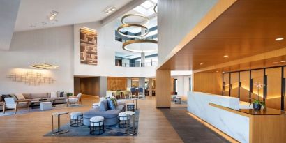 Lobby and lounge area at Sonesta Silicon Valley.