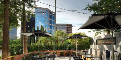 Outdoor seating area at Sonesta Irvine.