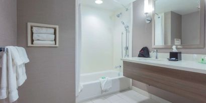 Guest bathroom at Sonesta Anaheim Resort Area.