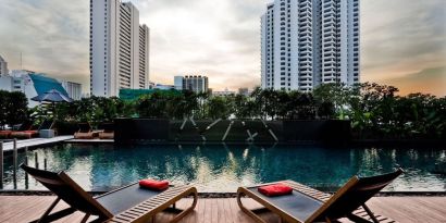 Ourdoor pool with pool loungers at Fraser Suites Sukhumvit, Bangkok.