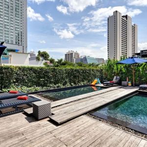 Luxurious outdoor pool with city view at Fraser Suites Sukhumvit, Bangkok.