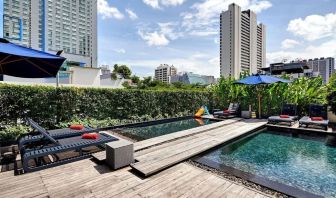 Luxurious outdoor pool with city view at Fraser Suites Sukhumvit, Bangkok.