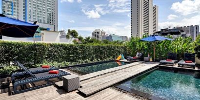 Luxurious outdoor pool with city view at Fraser Suites Sukhumvit, Bangkok.