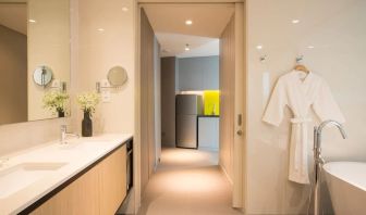 Spacious guet bathroom at Modena By Fraser Bangkok.