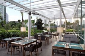 Outdoor dining area at Fraser Place Setiabudi Jakarta.