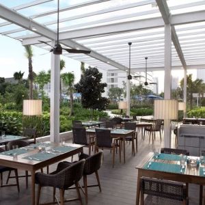 Outdoor dining area at Fraser Place Setiabudi Jakarta.