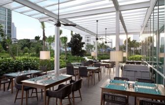Outdoor dining area at Fraser Place Setiabudi Jakarta.